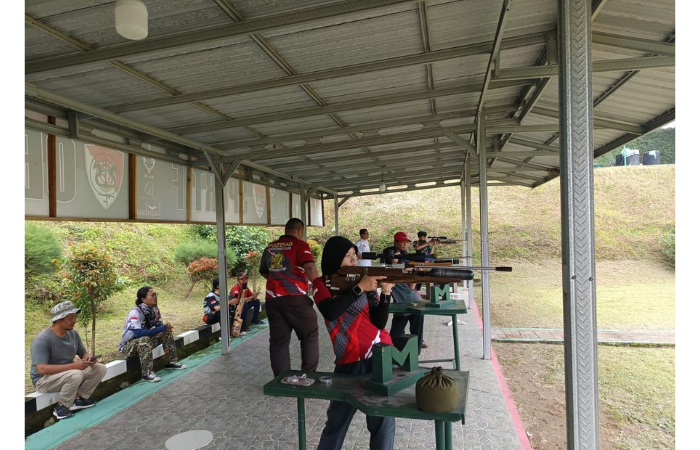 PERCAYA DIRI: Atlet menembak Kota Batu membidik sasaran dalam kejuaraan Menembak Piala Panglima divisi 2 kostrad, 22 Desember lalu. (Perbakin Kota Batu)