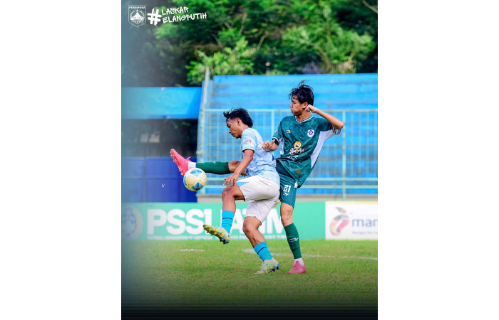 BERJUANG LOLOS: Pemain Persikoba (kiri) berusaha melindungi bola melawan Mojosari Putra di babak 16 besar liga 4 Jatim, selasa lalu (4/2). (MO PERSIKOBA BATU FOR RADAR MALANG)