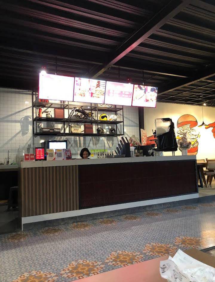 Eleven Clan Burger dari dalam. (Sabrina Hazimi)