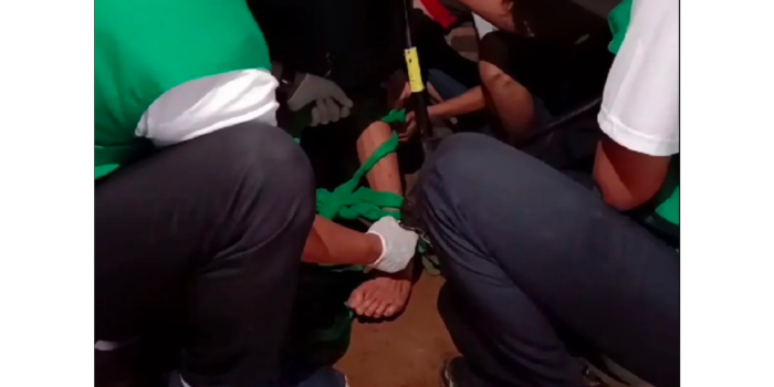 Petugas Dinas Sosial Provinsi Jawa Timur, membebaskan orang dengan gangguan jiwa (ODGJ) dari pasung di Kabupaten Blitar, Jawa Timur. (ANTARA/HO-tim Dinas Sosial Blitar)