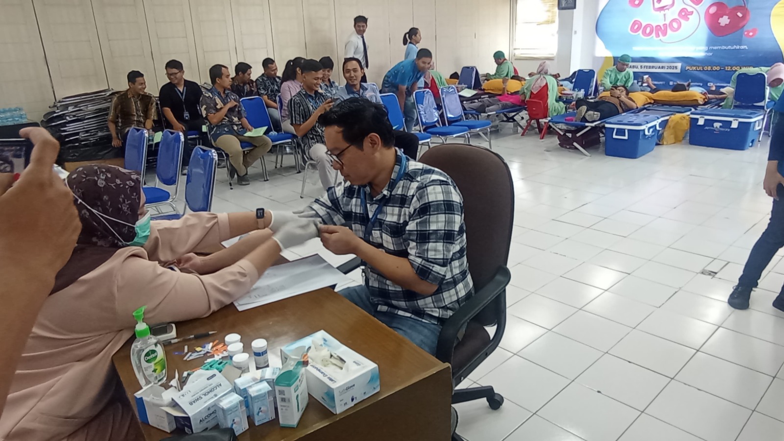 AKSI SOSIAL: Seorang peserta donor darah diperiksa oleh petugas PMI Kota Malang.