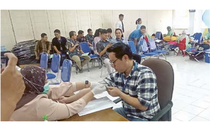 AKSI SOSIAL: Seorang peserta donor darah diperiksa  oleh petugas PMI Kota Malang. (PT INDOMARCO PRISATAMA CABANG MALANG FOR RADAR MALANG)
