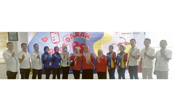 SINERGI: PT Indomarco Prismatama Cabang Malang bersama PMI Kota Malang menggelar donor darah pada Rabu (5/2). (PT INDOMARCO PRISATAMA CABANG MALANG FOR RADAR MALANG)