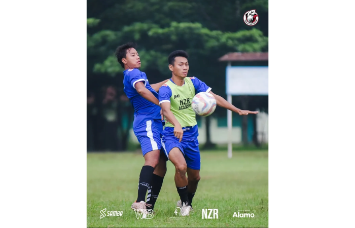 TANTANGAN BERAT: Pemain NZR Sumbersari Rio Fernando (kiri) berebut bola dengan Fata Brillianto dalam sesi latihan tim di Malang, Senin lalu (3/2). (NZR SUMBERSARI FOR RADAR MALANG)