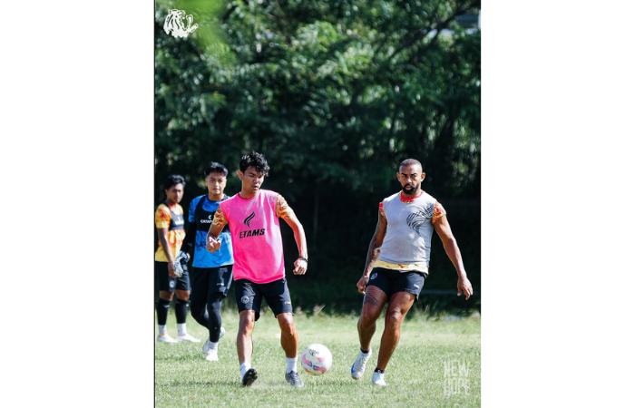 DIUNTUNGKAN: Dalberto Luan Belo (kanan) berusaha lepas dari penjagaan Anwar Rifai dalam sesi latihan di Lapangan Tirtomoyo, Kecamatan Pakis, kemarin. (MO AREMA FC FOR RADAR MALANG)