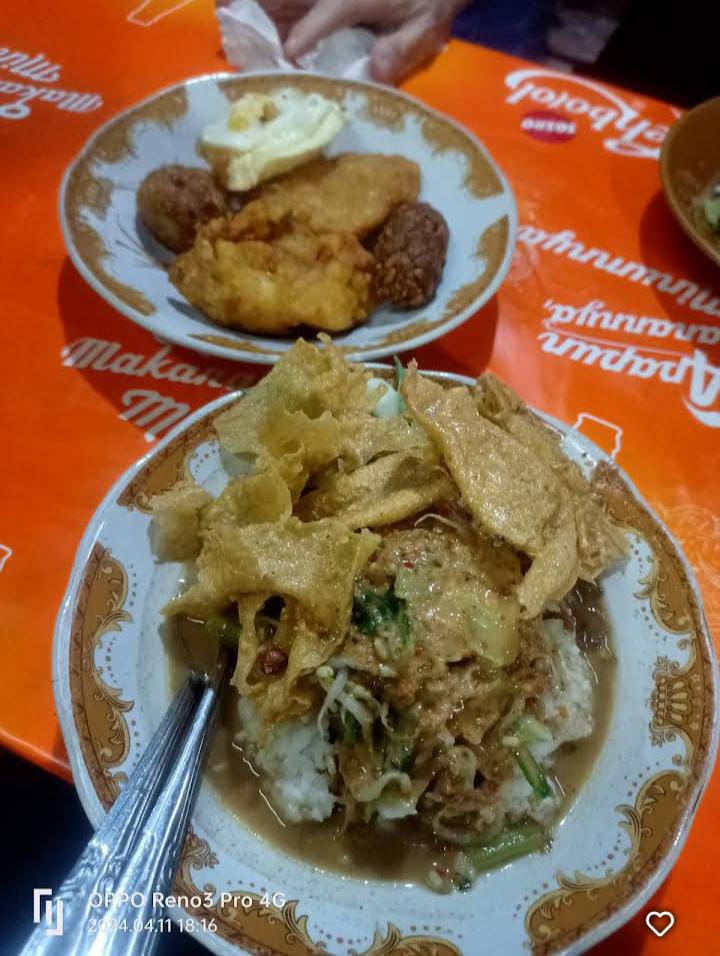 Menu Nasi Pecel Kuah Rawon dari Warung Malam Pak Gatot (Iwan Setiawan)