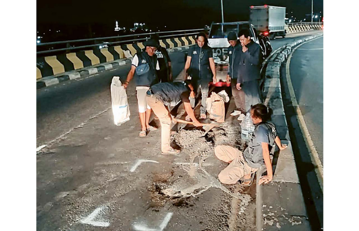 PEDULI: Komunitas Arek-Arek Lawang (Arela) menambal lubang-lubang jalan di flyover Lawang pada Kamis malam (6/2) hingga menjelang pergantian hari. (FOTO-FOTO: KOMUNITAS ARELA FOR RADAR MALANG)