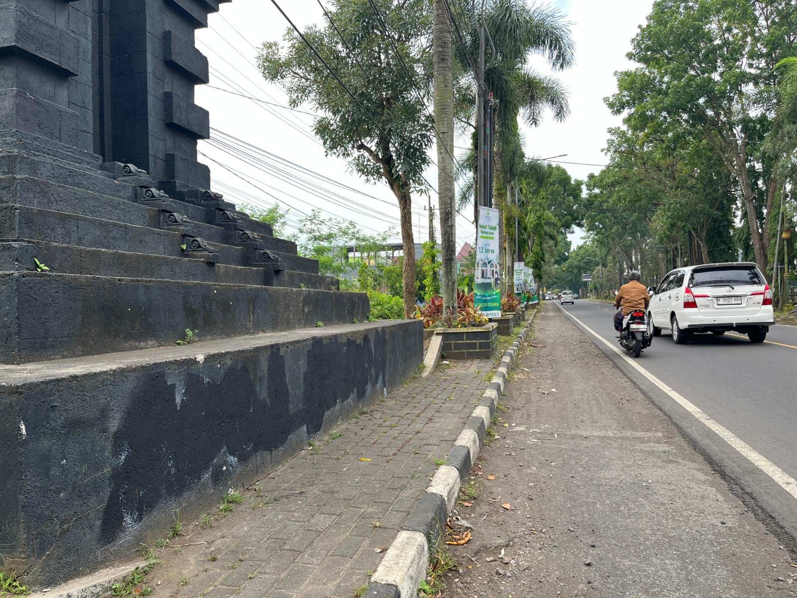 ANCAMAN PIDANA: Gerbang menuju Kota Kepanjen sebelumnya terdapat coretan vandalism &rdquo;Adili Jokowi&rdquo; sudah dibersihkan oleh petugas kepolisian kemarin (7/2). (NAHDIATUL AFFANDIAH/RADAR MALANG)