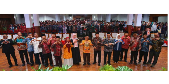 KOMPAK: Mendikdasmen Prof dr abdul Mu&rsquo;ti MEd foto bersama jajaran dekanat, tenaga pendidik, dan mahasiswa FKIP UMM.