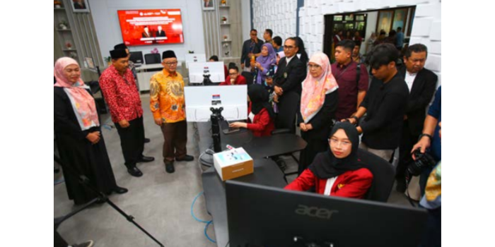 Apresiasi: Mendikdasmen Prof dr abdul Mu&rsquo;ti MEd melihat karya VR mahasiswa FKIP UMM di PSB-TIK. (UMM For Radar Malang)