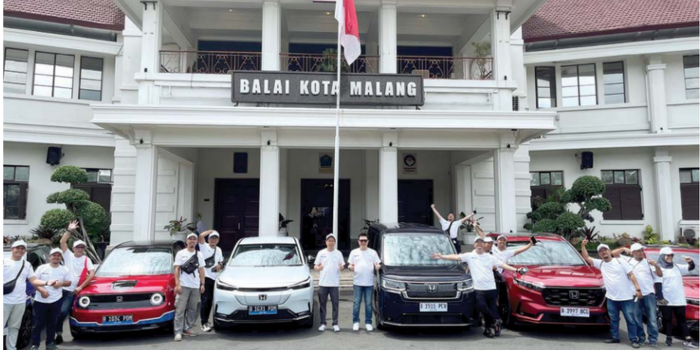 RAMAH LINGKUNGAN: Honda mengenalkan produk mobil listrik di halaman Balai Kota Malang kemarin. (DON VIRGO/RADAR MALANG)