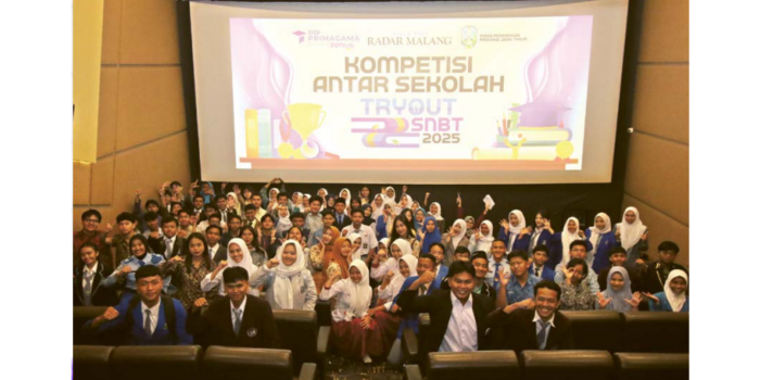MERIAH: Para Juara Tryout SNBT 2025 dan peserta Kompetisi Antar-Sekolah berfoto bersama setelah menonton film di Mopic Cinemas (SATRIA CAHYONO/RADAR MALANG)