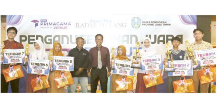 PRESTASI: General Manager Radar Malang Muhammad Attoulah dan Ketua MKKS SMA Negeri Kota Batu berfoto bersama dengan Juara Tryout SNBT 2025 Kategori SMA/MA Kota Batu.(SATRIA CAHYO/RADAR MALANG)