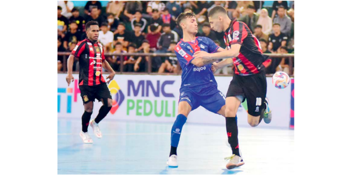 BELUM BERUNTUNG: Andres Teran (tengah) berusaha lepas dari penjagaan pivot Black Steel FC Papua Matheus dos Reis Souza dalam laga PFL seri Makassar di GOR Sudiang, kemarin.