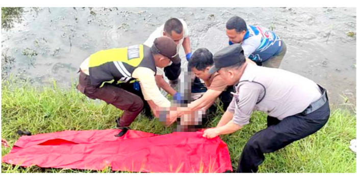 NAHAS: Petugas bersama warga mengevakuasi korban yang tertabrak kereta api di Dusun Dawuhan, Desa Jatirejoyo, Kecamatan Kepanjen, kemarin pagi (8/2). (POLSEK KEPANJEN FOR RADAR MALANG)