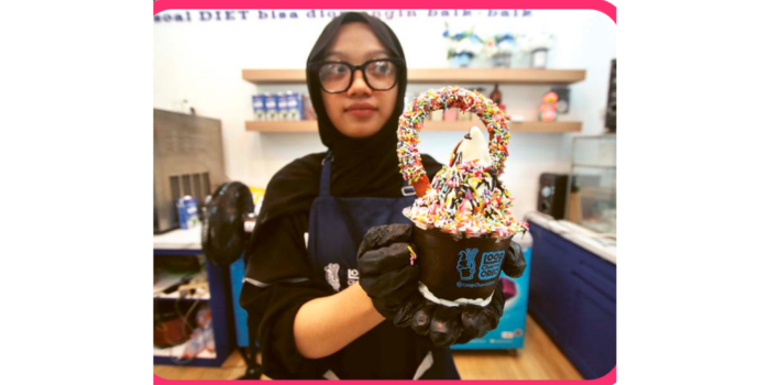 EYE CATCHING: Salah satu karyawan Loop Churroreo menunjukkan produk es krim yang dipadukan dengan churros dan toping meses.