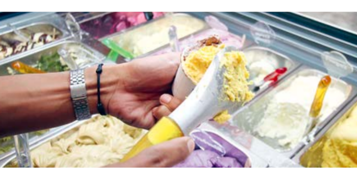BANYAK VARIAN: Salah satu pegawai De&rsquo;Classe Gelato and Coffee memadukan beberapa rasa es krim untuk customer. Toko itu baru berdiri di kawasan Alun-Alun Kota Wisata Batu pada bulan Januari lalu.