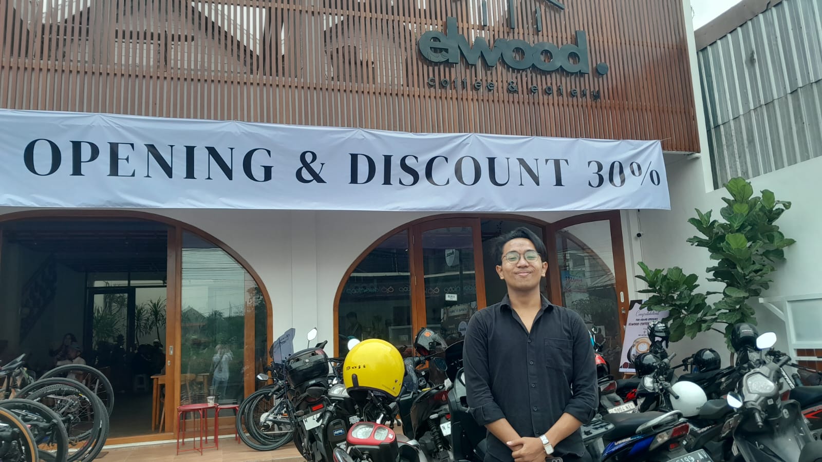 Harlan Hartanto, mahasiswa semester 4 membuka kafe pertamanya, Elwood, dengan sentuhan kayu yang estetik. Siap jadi tempat yang tenang dan nyaman. (RAISYA SEKAR FOR RADAR MALANG)