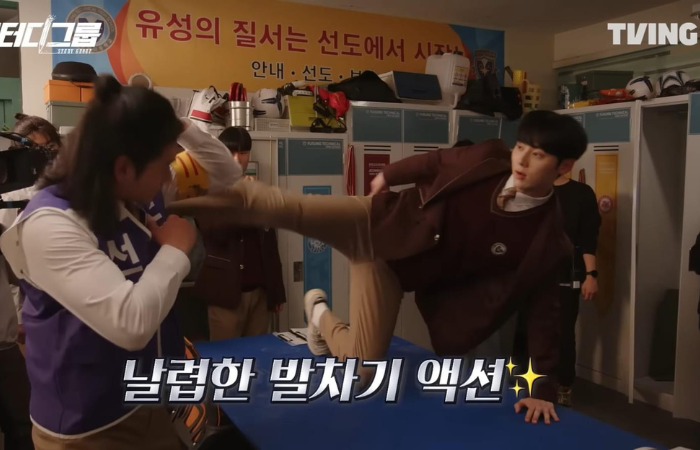 Hwang Minhyun sedang melakukan adegan bela diri dengan baik (Screenshoot akun YouTube TVING)