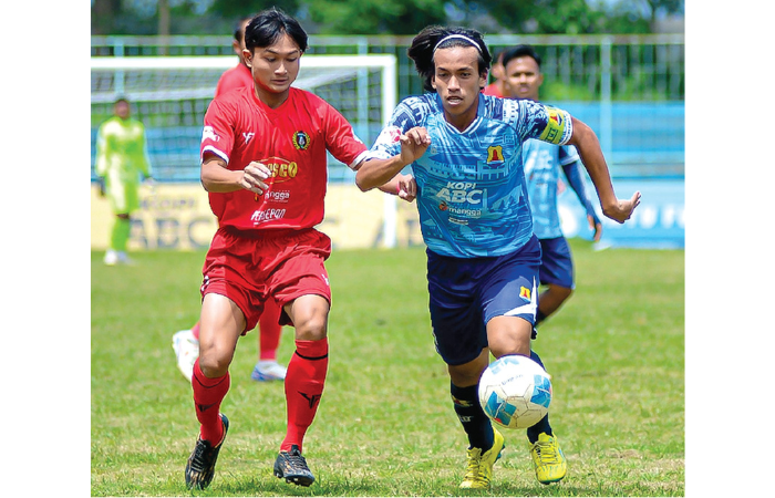 MASUK GRUP BERAT: Kapten Persema Malang dzakwan Mangawiang (kanan) berusaha lepas dari pemain Persipon Ponorogo di babak 16 besar liga 4 Jatim pekan lalu. (MO PERSEMA MALANG FOR RADAR MALANG)