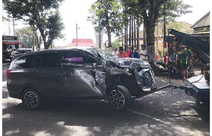 Polisi mengatur arus lalu lintas selama evakuasi mobil daihatsu Sigra dengan Toyota Hiace yang mengalami kecelakaan di Karangploso kemarin (9/2). (FOTO SATLANTAS POLRES MALANG FOR RADAR KANJURUHAN)
