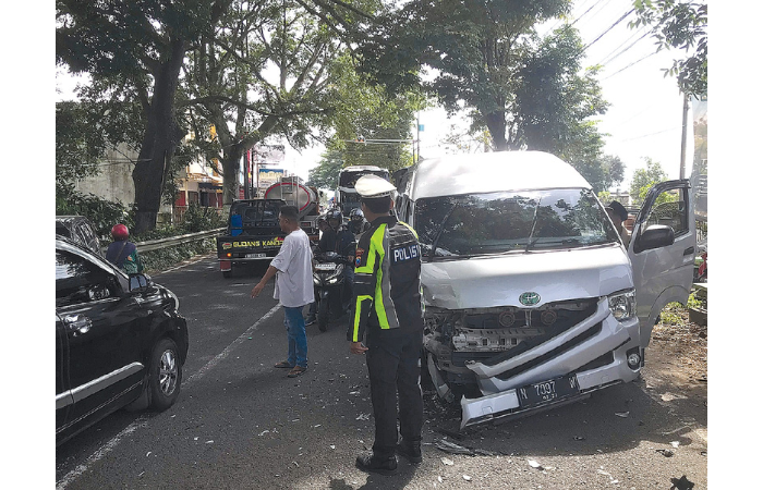 Kecelakaan sempat mengakibatkan kemacetan arus lalu lintas. (FOTO SATLANTAS POLRES MALANG FOR RADAR KANJURUHAN)
