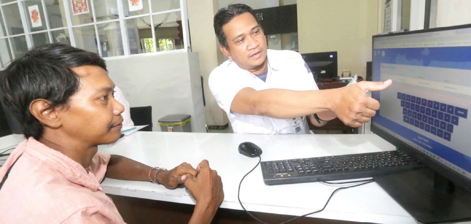 EFISIEN: Petugas Kelurahan Peneleh melayani warga yang hendak membayar pajak kendaraan. (ROBERTUS RISKY/JAWA POS)