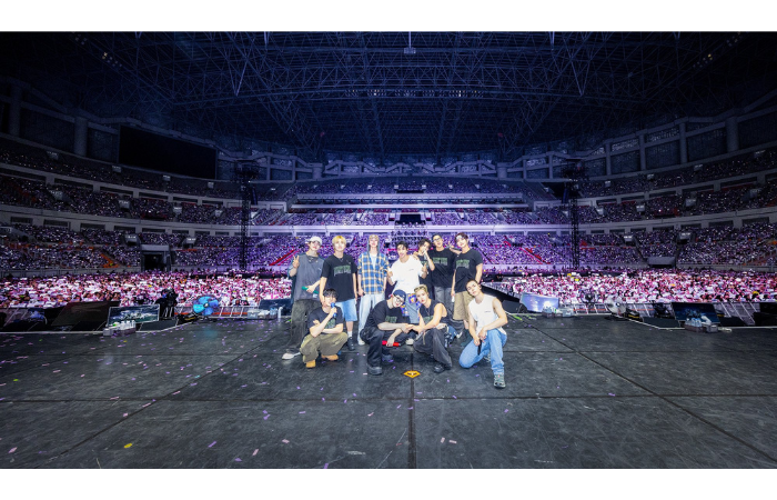 Foto grup Seventeen setelah menyelesaikan konser di Jakarta International Stadium (JIS) kemarin (9/2). (X/@pledis_17)