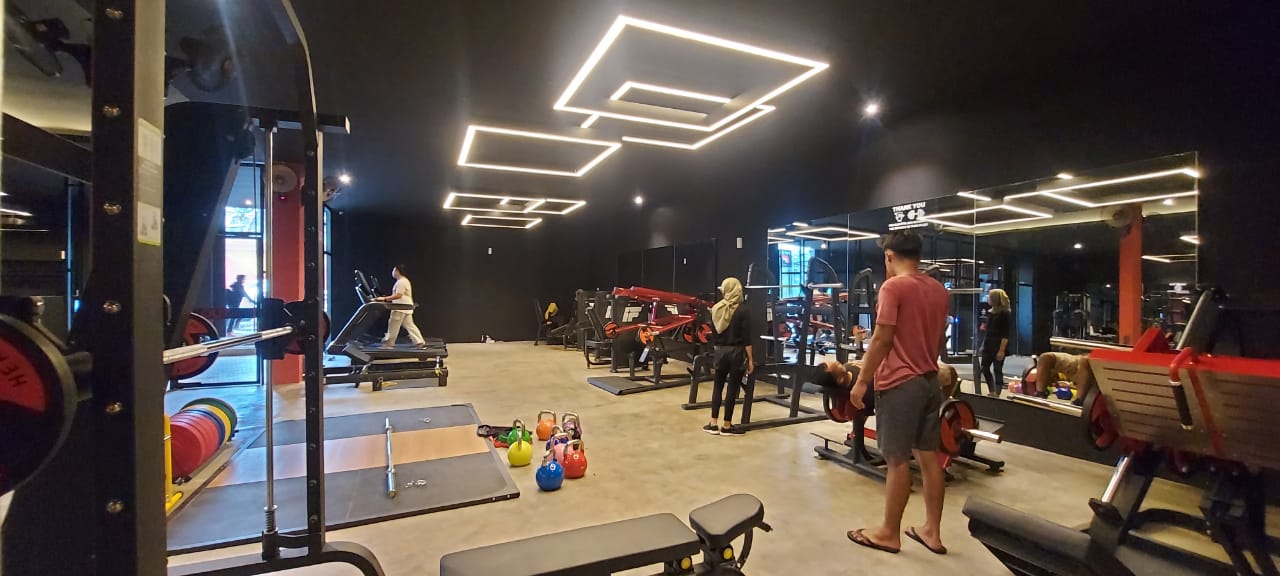 BARU DIRESMIKAN: Seorang pengunjung Fortis Fitness memperhatikan alat sebelum mulai berolahraga    Ok