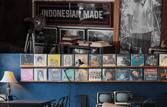 Kafe nuansa klasik di Kota Malang (Instagram: shelterville dan tenthirty.soehat)