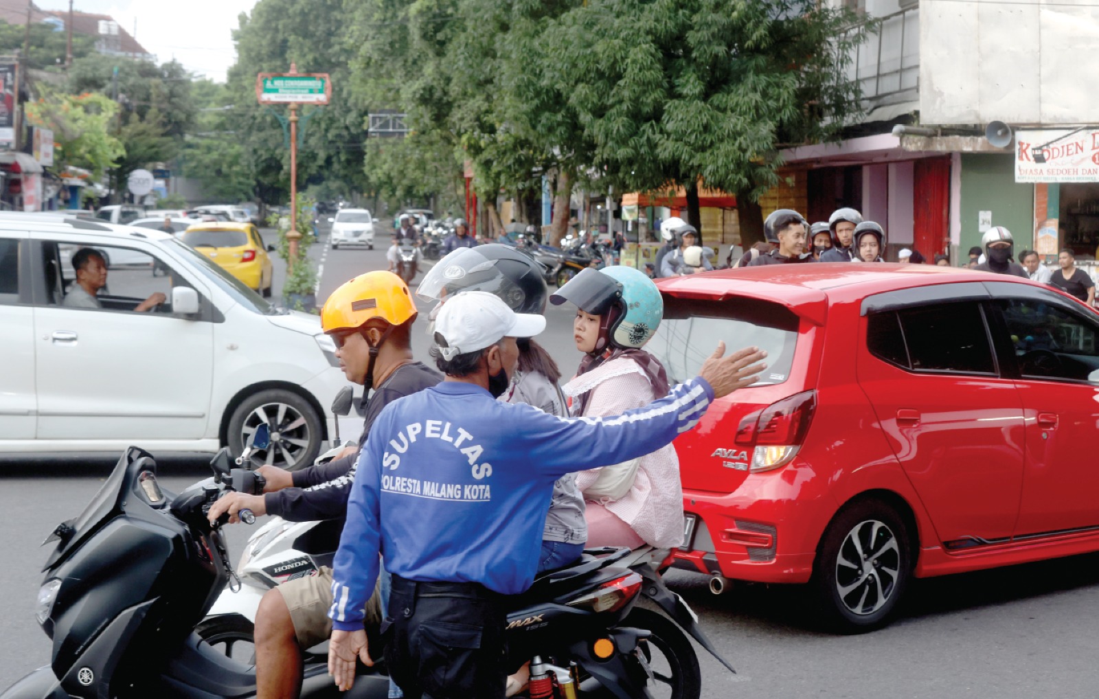 TITIK MACET BARU: Sejumlah kendaraan melintas di sekitar Pasar Klojen kemarin.
