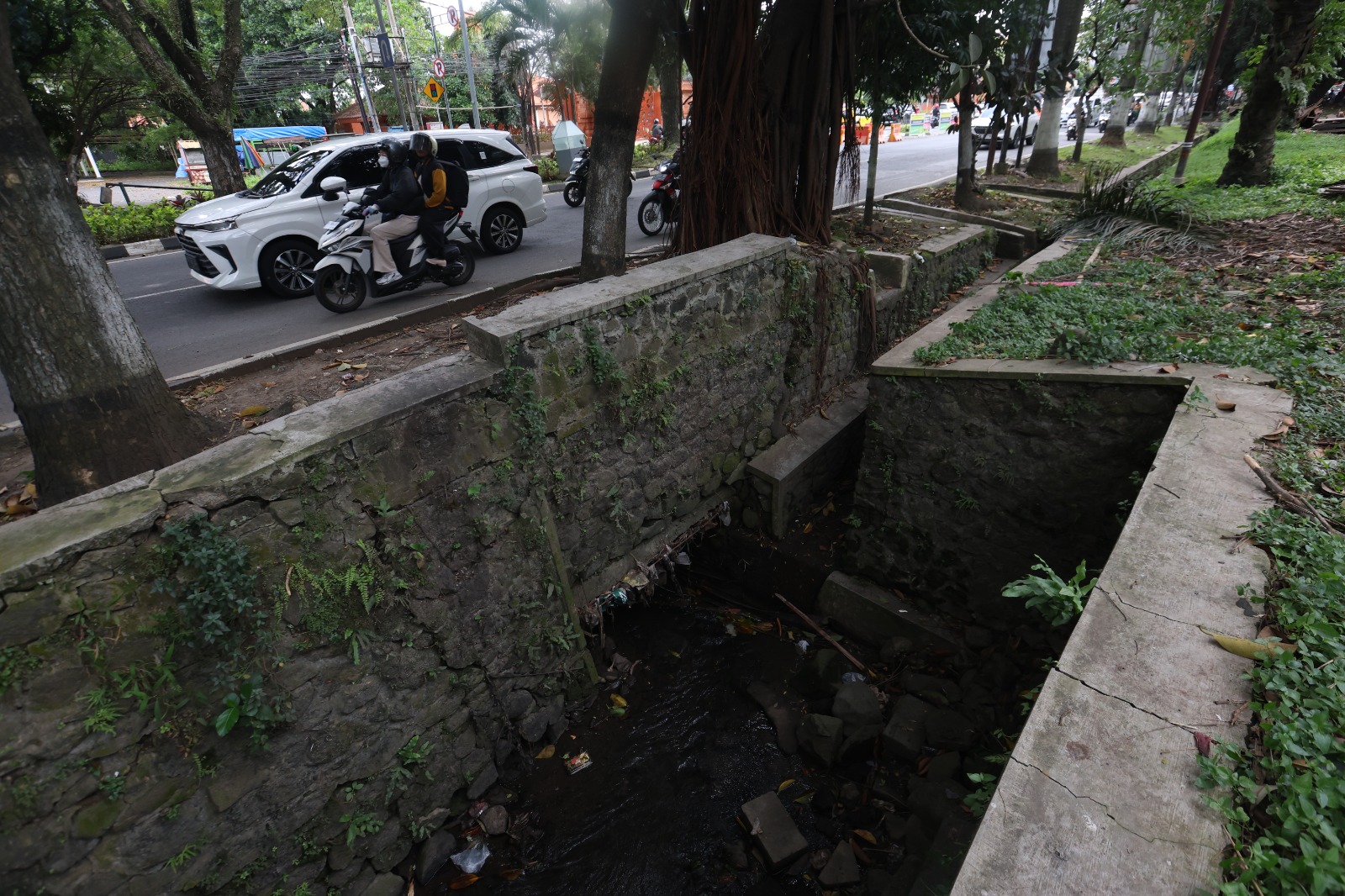 SERING MELUBER: Drainase di Jalan Soekarno-Hatta kerap tak mampu menampung air hujan dan mengakibatkan banjir.