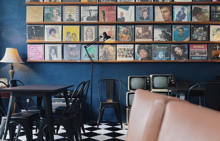 Dekorasi unik terpajang rapi di Kafe Tenthirty (Instagram: tenthirty.soehat)