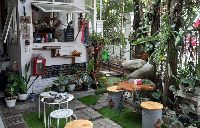 perpaduan antara nuansa asri dan klasik menambah kesan unik kedai Wedangan Budhe (Google Maps: Anniza Azizu)