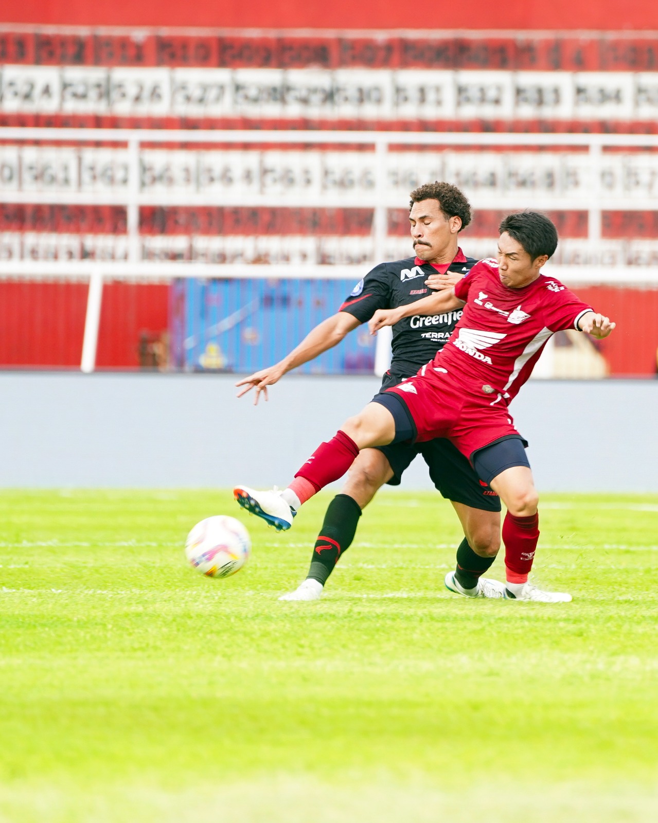 KURANG BERUNTUNG: Pablo Oliveira (kiri) menempel ketat gelandang PSM Makassar Daisuke Sakai di laga kemarin. (MEDIA OFFICER AREMA FC FOR RADAR MALANG)