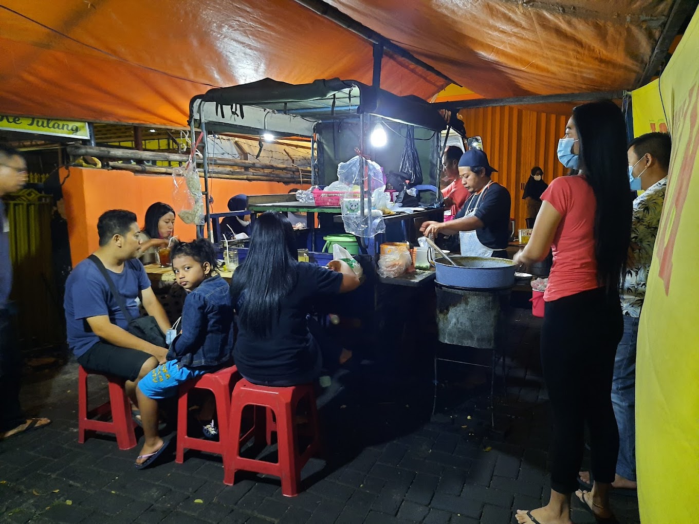 Warung Pak Pri ramai di kunjungi pengunjung (Rosita Rezalia).