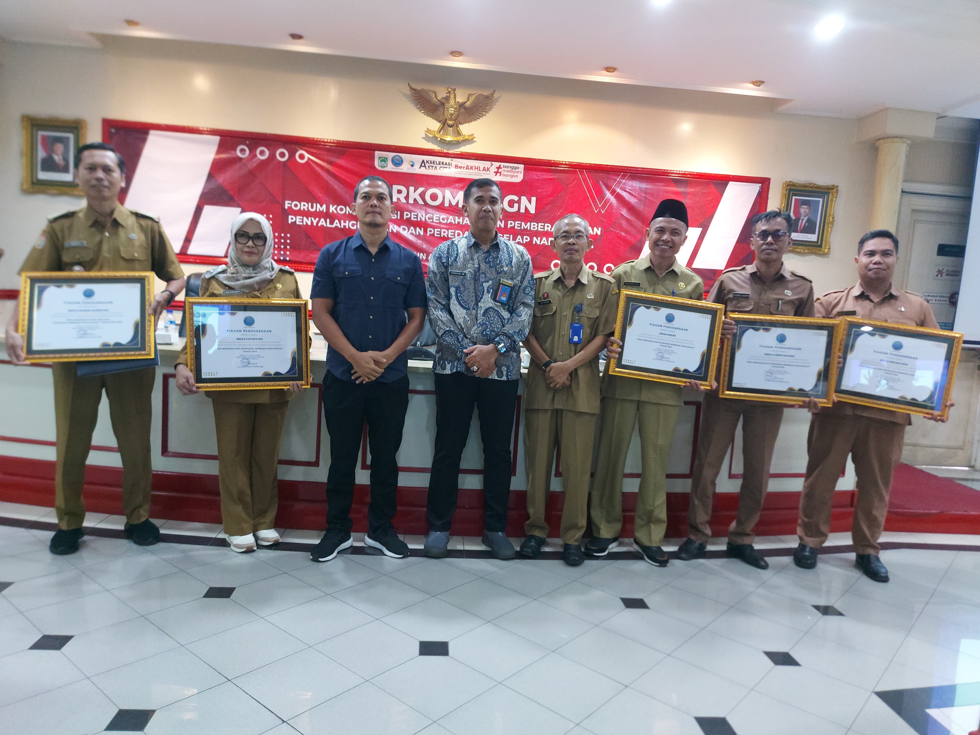 BERANTAS NARKOBA: Anggota Forum Komunikasi Pencegahan, Pemberantasan, Penyalahgunaan, dan Peredaran Gelap Narkotika (Forkom P4GN) berpose di Ruang Rapat Anusapati Setda Kabupaten Malang kemarin