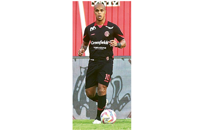 HARUS BERSABAR: Wiliam Marcilio berusaha menerobos pertahanan PSM Makassar dalam laga BRI Liga 1 pekan ke-22, kemarin. (MO AREMA FC FOR RADAR MALANG)