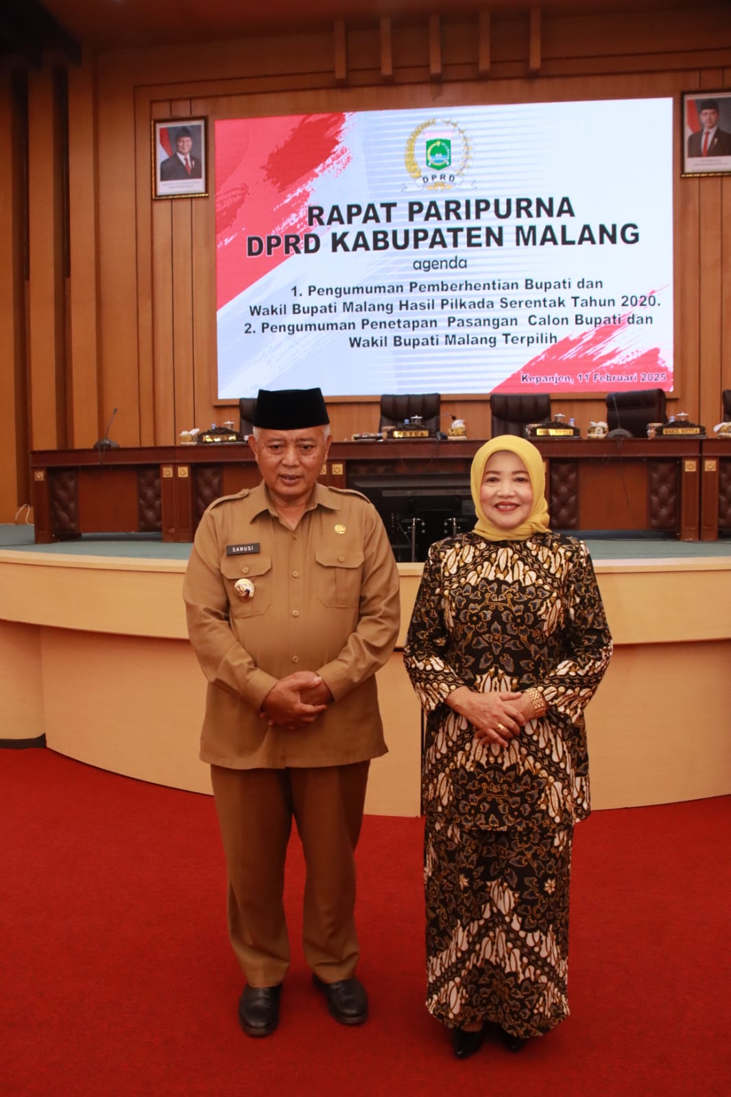 PENETAPAN: Bupati dan Wakil Bupati Malang terpilih H M. Sanusi (kiri) dan Lathifah Shohib setelah ditetapkan di rapat paripurna DPRD Kabupaten Malang kemarin (11/2)