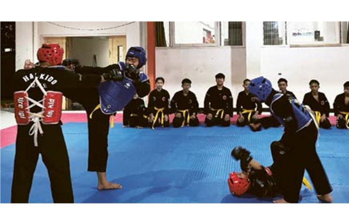 TARGET TINGGI: Atlet Hapkido Kota Malang menjalani latih tanding di Aula Universitas PGRI Kanjuruhan Malang, beberapa waktu lalu. (HAPKIDO KOTA MALANG FOR RADAR MALANG)
