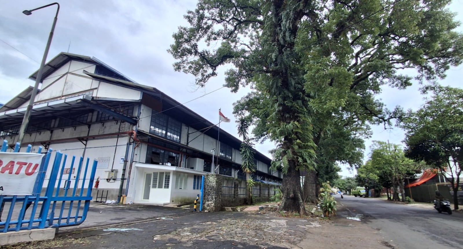 DULU DAN SEKARANG: Bangunan yang dulu menjadi gudang tembakau pabrik NV Faroka kini digunakan Ratu Department Store. (Wereldmuseum - NABILA AMELIA/RADAR MALANG)