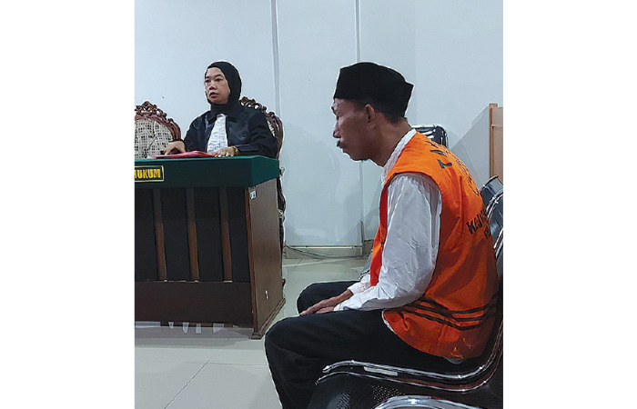 TERDAKWA: Moch Basir, warga Semampir, Surabaya menjalani sidang di Pengadilan Negeri (PN) Kepanjen kemarin (10/2). (BIYAN MUDZAKY HANINDITO / RADAR KANJURUHAN)