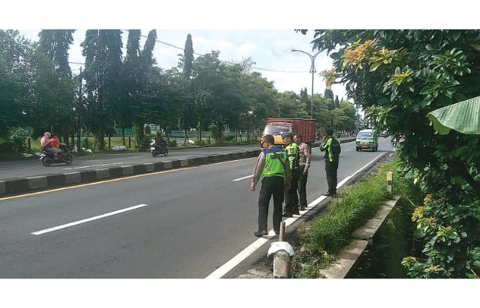 MENINGGAL DI TKP: Polisi melakukan olah tempat kejadian perkara (TKP) di Jalan Raya Dr. Sutomo, Desa Turirejo, Kecamatan Lawang, kemarin (10/2). (SATLANTAS POLRES MALANG FOR RADAR MALANG)