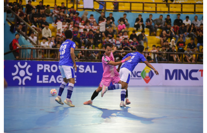 TANTANGAN LEBIH BERAT: Guntur Sulistyo (tengah) berusaha menghadang pemain Tiga Radja United mengalirkan bola dalam laga PFL pekan ke-5, Minggu lalu (9/2). ( UNGGUL FC MALANG FOR RADAR MALANG)