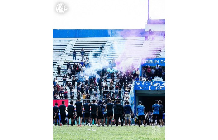 FOKUS PENYESUAIAN: Aremania memberikan dukungan kepada penggawa Arema FC dalam sesi latihan di Stadion Gajayana, Kota Malang, beberapa waktu lalu. (MO AREMA FC FOR RADAR MALANG)