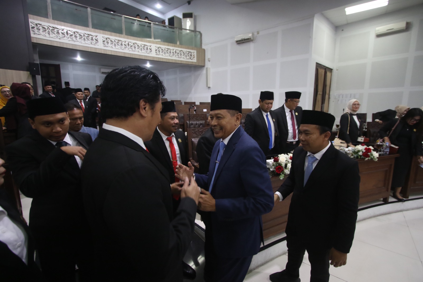 MENUJU PELANTIKAN: Wahyu Hidayat dan Ali Muthohirin mendapat ucapan selamat dari para anggota DPRD Kota Malang setelah penetapan kepala daerah terpilih (10/2). (SATRIA CAHYONO/RADAR MALANG)
