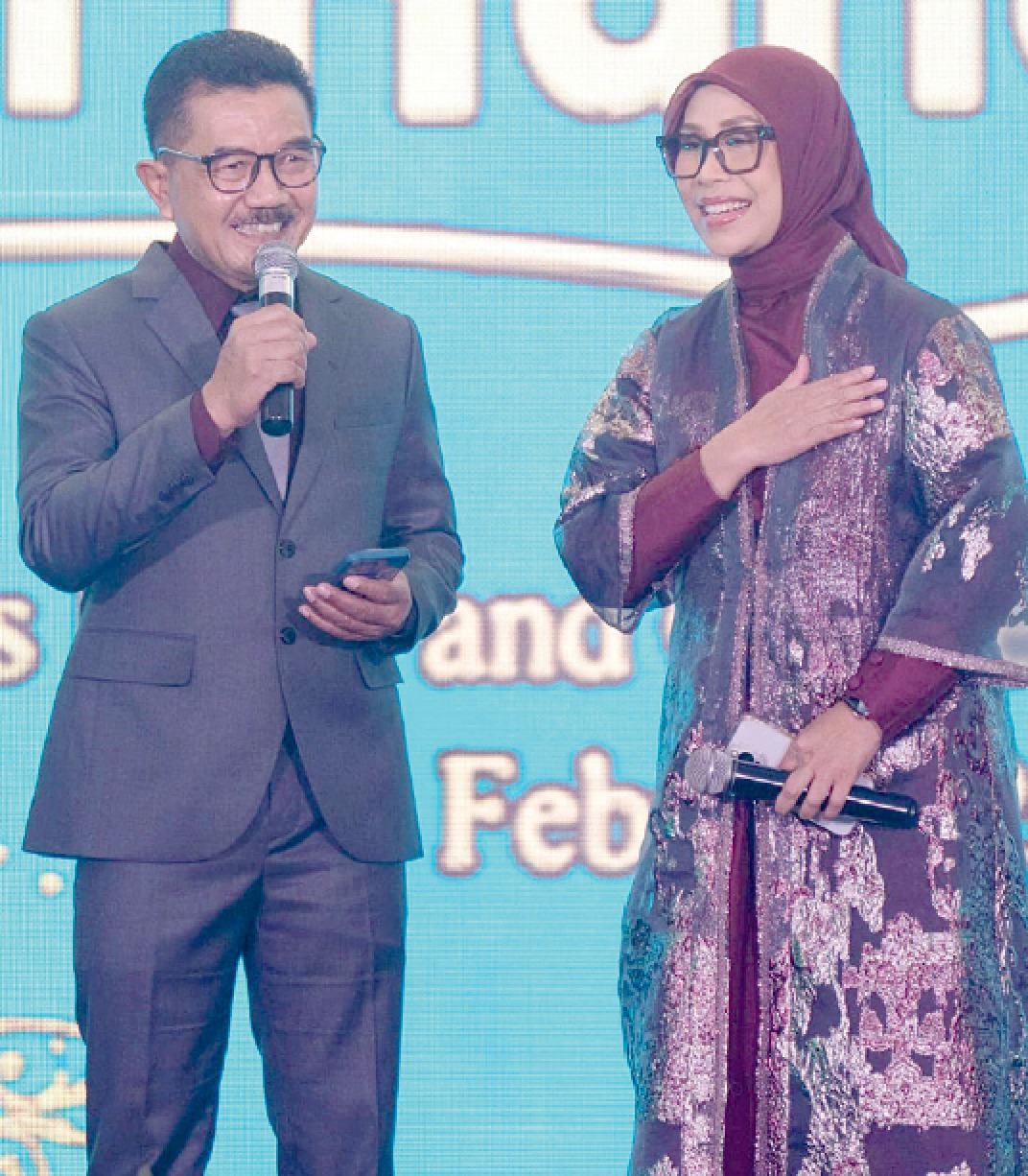 PENUH HARU DAN BANGGA: dr Sadi Hariono beserta istrinya Ny Endang Susilowati memberikan sambutan pada launching buku biografinya.