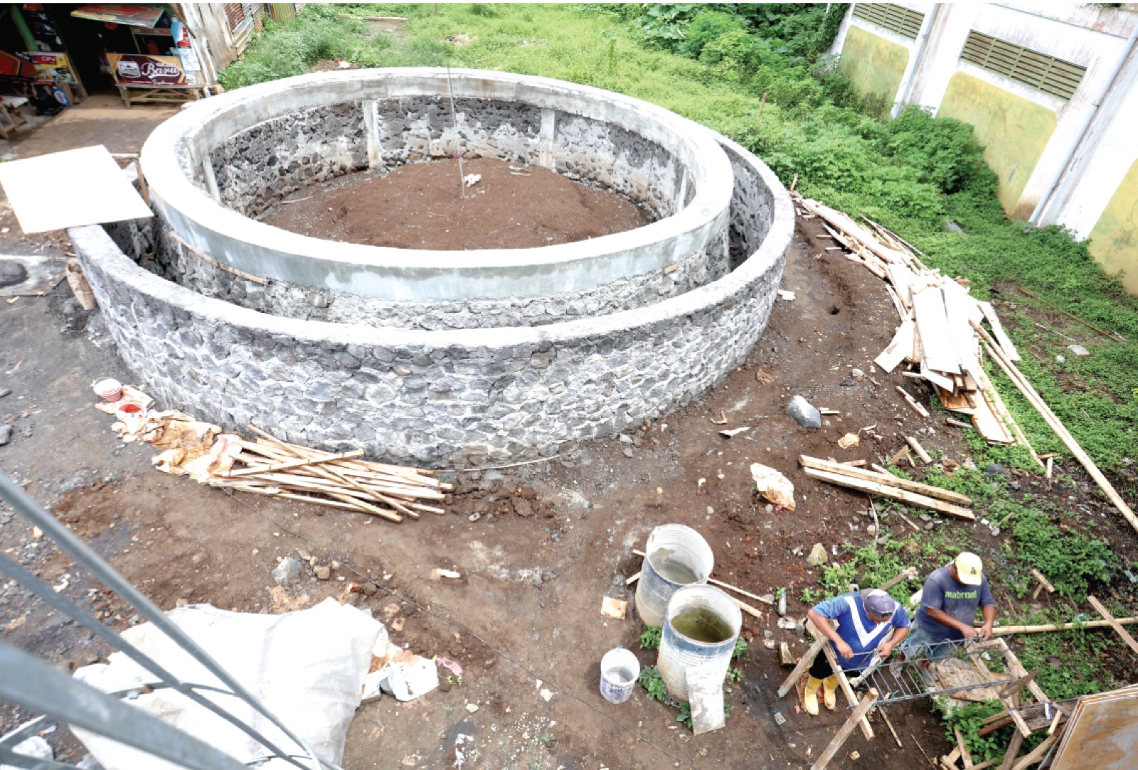 UNIT KE-47: Pembangunan water tank yang menjadi bagian dari reservoir atau tandon PDAM masih berlangsung di Kelurahan Buring, Kecamatan Kedungkandang, kemarin.