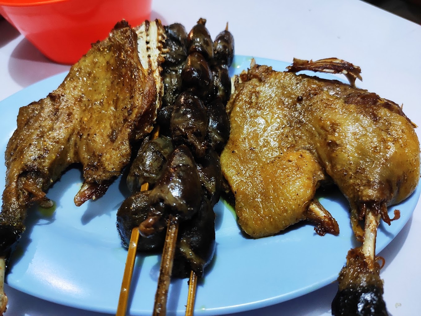 Berbagai macam lauk yang disediakan (Es Invoices).