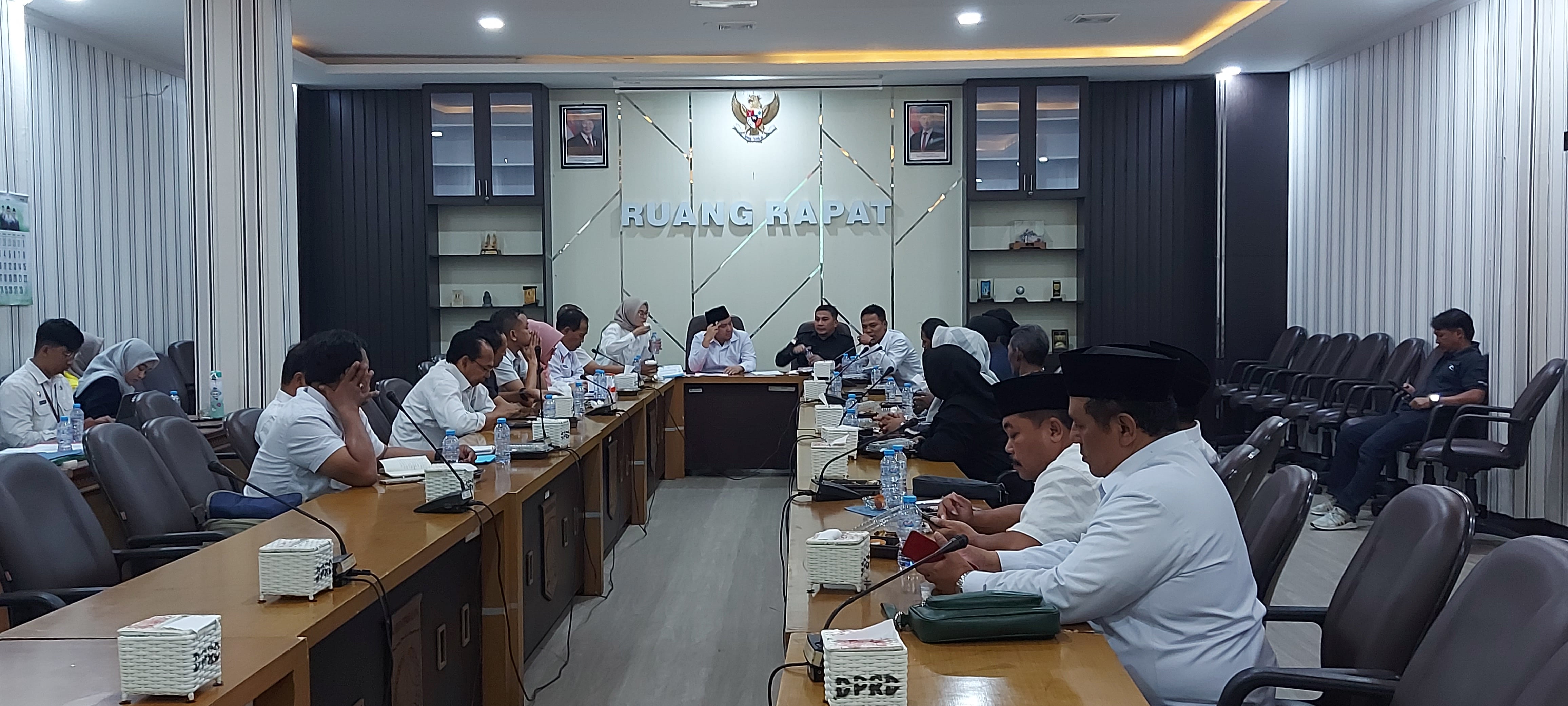 SAMPAIKAN ASPIRASI: Yayasan Keluarga Tragedi Kanjuruhan (YKTK) menghadiri Rapat Dengar Pendapat Umum (RDPU) di gedung DPRD Kabupaten Malang kemarin.